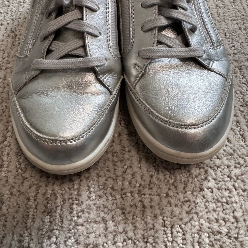 Clarks Collection Silver Leather Sneakers Womens 7 Zip Lace Comfort Shoes